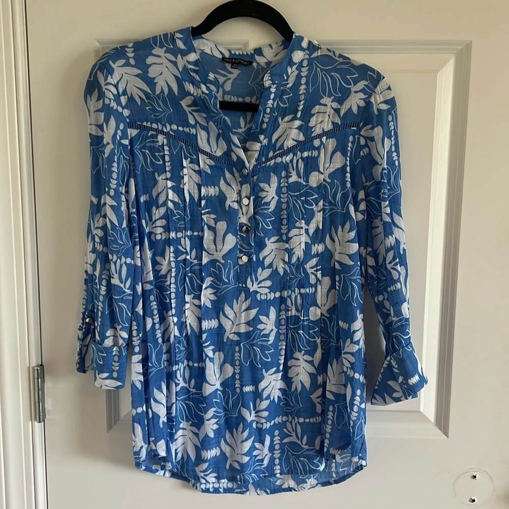 ava & grace Floral Blue & White Tunic with Silver buttons Size Medium